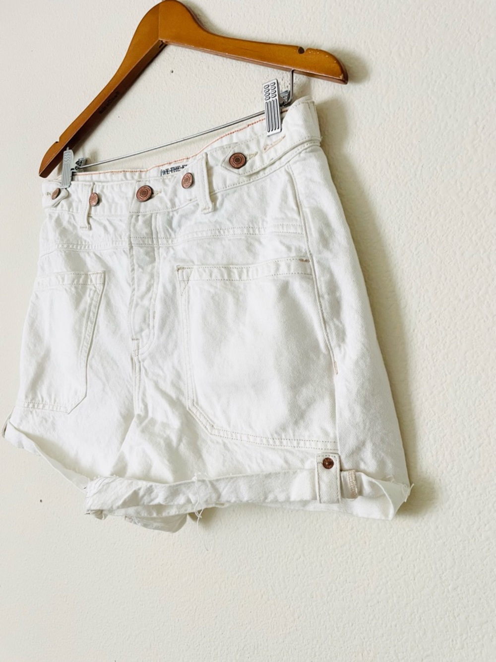 Free People We The Free SIZE 28 Palmer MR midrise pocketed shorts in white - Picture 4 of 7